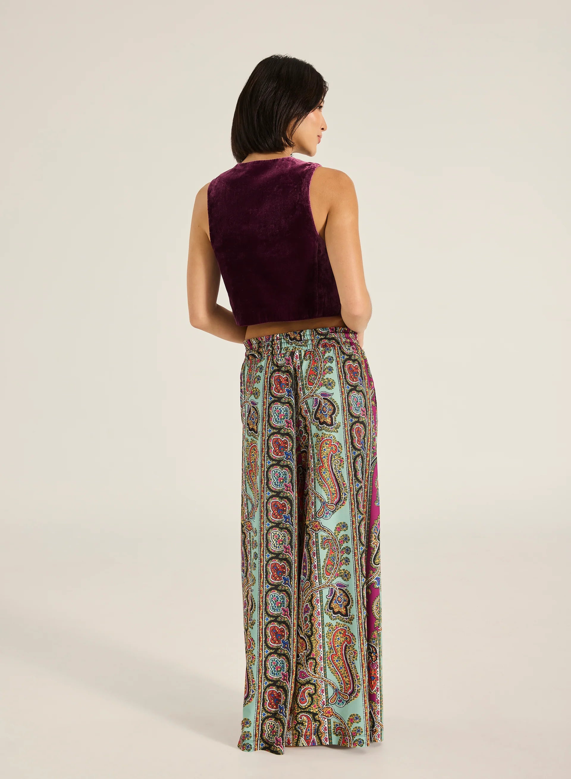 Step into style with the Valentina Pant, a wide- leg palazzo design featuring a charming ruffle edge and a drawstring finish. With convenient side slash pockets, these versatile pants can be worn as a statement style or as luxe over- swim.