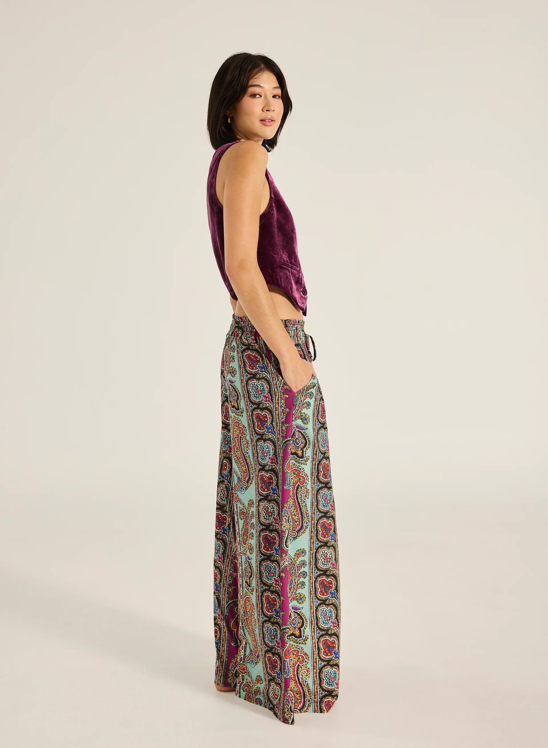 Step into style with the Valentina Pant, a wide- leg palazzo design featuring a charming ruffle edge and a drawstring finish. With convenient side slash pockets, these versatile pants can be worn as a statement style or as luxe over- swim.