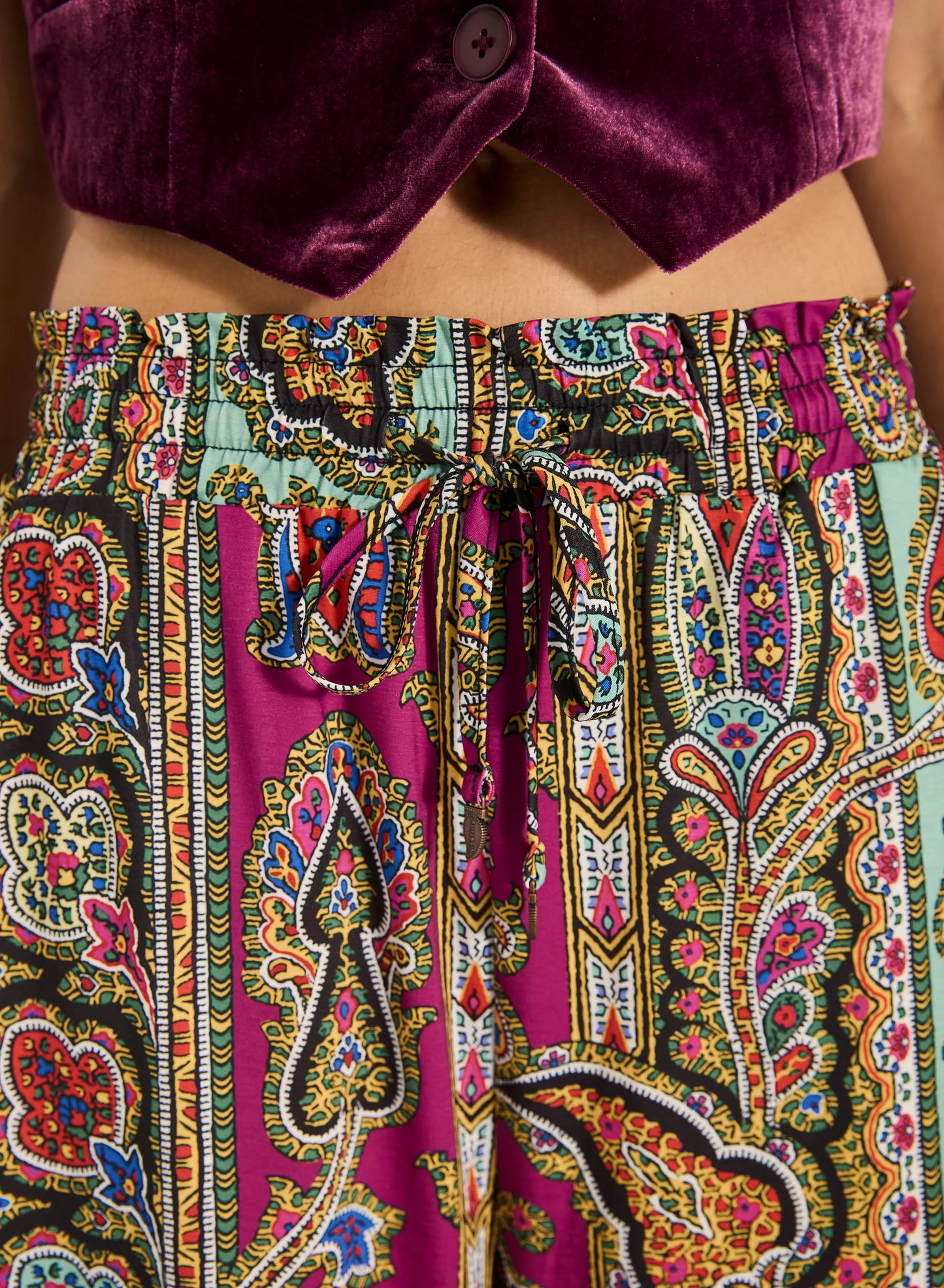 Step into style with the Valentina Pant, a wide- leg palazzo design featuring a charming ruffle edge and a drawstring finish. With convenient side slash pockets, these versatile pants can be worn as a statement style or as luxe over- swim.