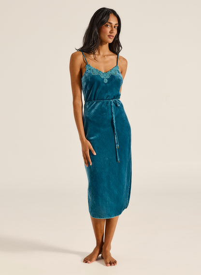 Meet your new “dress it up, feel amazing, repeat forever” moment.

The Tigerlily Jungle Estella Velvet Midi Dress is where luxe texture meets effortless wearability. Crafted in rich teal velvet that subtly catches the light as you move, this piece brings instant evening energy without trying too hard. The vibe? Soft glamour with a free-spirited edge.