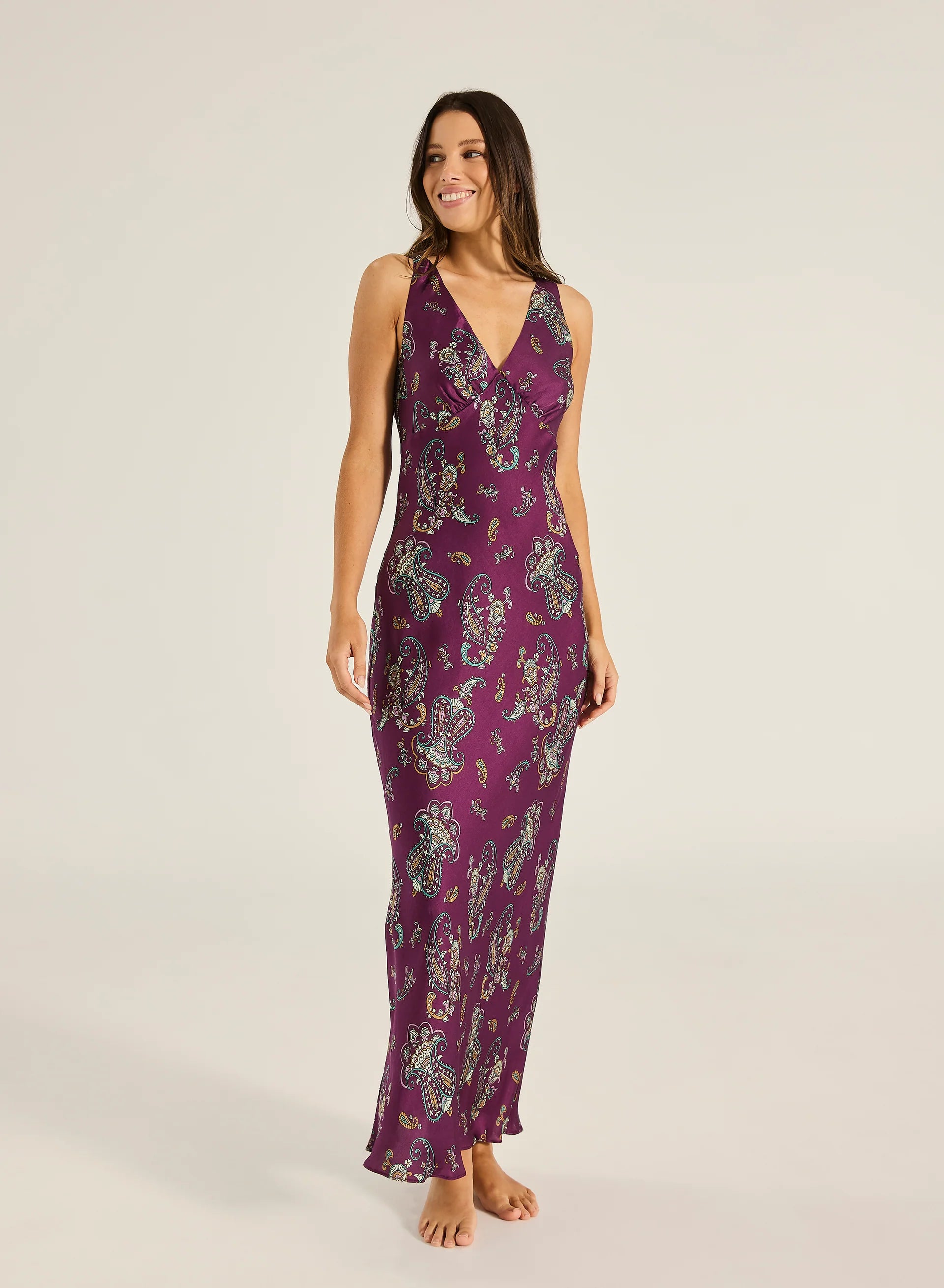 Paraiso Magnolia Maxi Slip Dress - Wine
Tigerlily

The Magnolia Maxi Slip Dress is an elegant, bias-cut silhouette designed to drape beautifully over the body. Crafted from luxe sateen, it features a low scoop back for a touch of allure while maintaining effortless comfort. Falling to a maxi length, this piece is perfect for evening occasions, exuding understated sophistication..