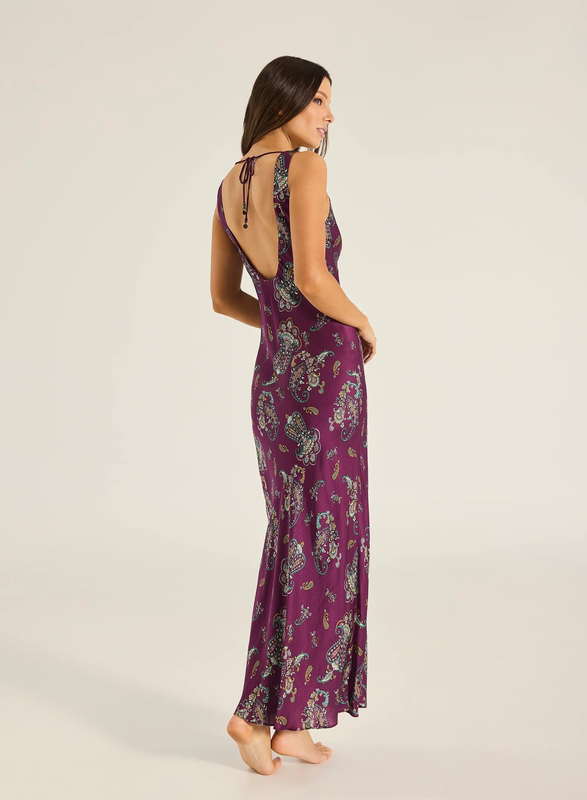 Paraiso Magnolia Maxi Slip Dress - Wine
Tigerlily

The Magnolia Maxi Slip Dress is an elegant, bias-cut silhouette designed to drape beautifully over the body. Crafted from luxe sateen, it features a low scoop back for a touch of allure while maintaining effortless comfort. Falling to a maxi length, this piece is perfect for evening occasions, exuding understated sophistication..