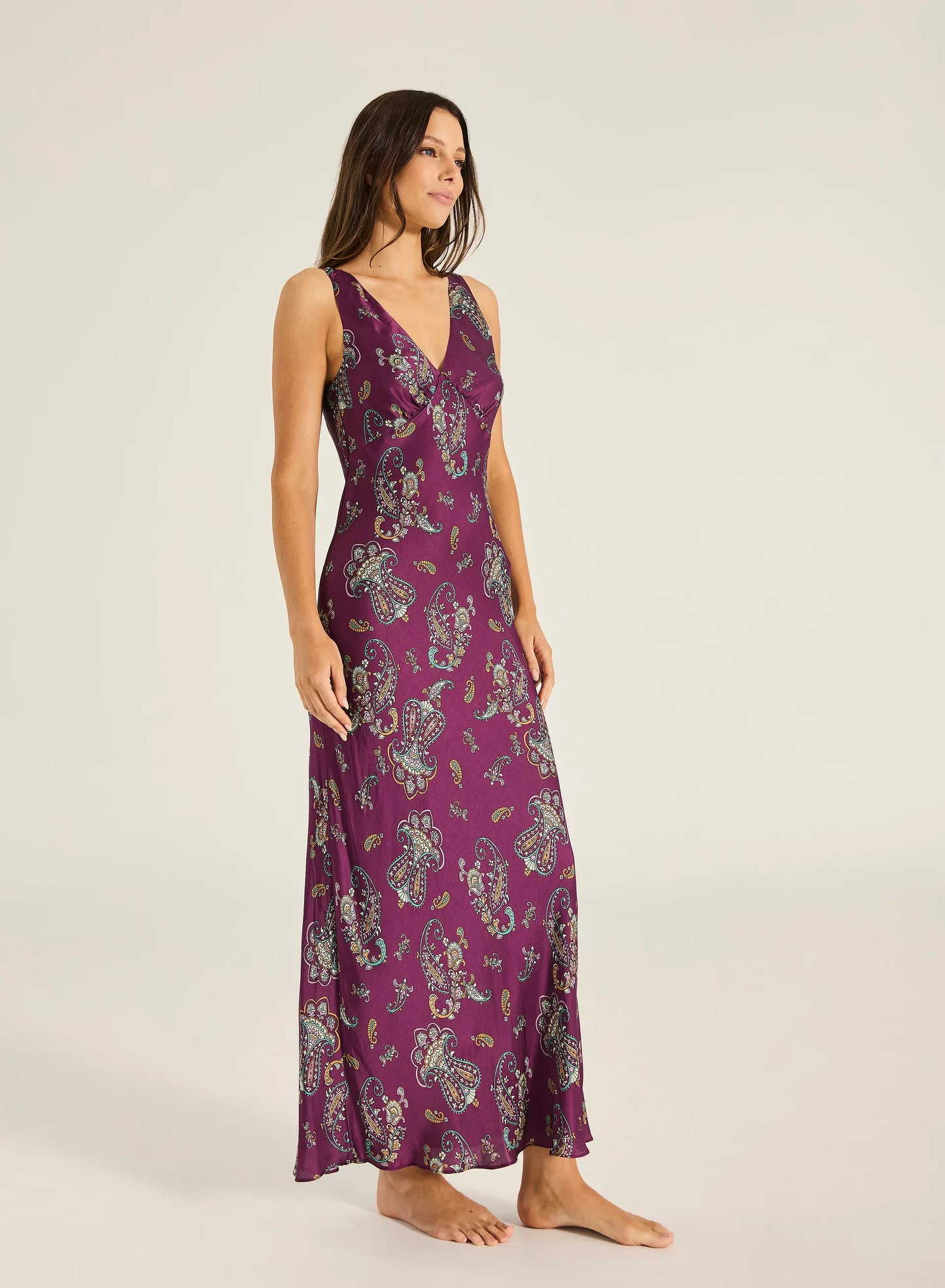 Paraiso Magnolia Maxi Slip Dress - Wine
Tigerlily

The Magnolia Maxi Slip Dress is an elegant, bias-cut silhouette designed to drape beautifully over the body. Crafted from luxe sateen, it features a low scoop back for a touch of allure while maintaining effortless comfort. Falling to a maxi length, this piece is perfect for evening occasions, exuding understated sophistication..