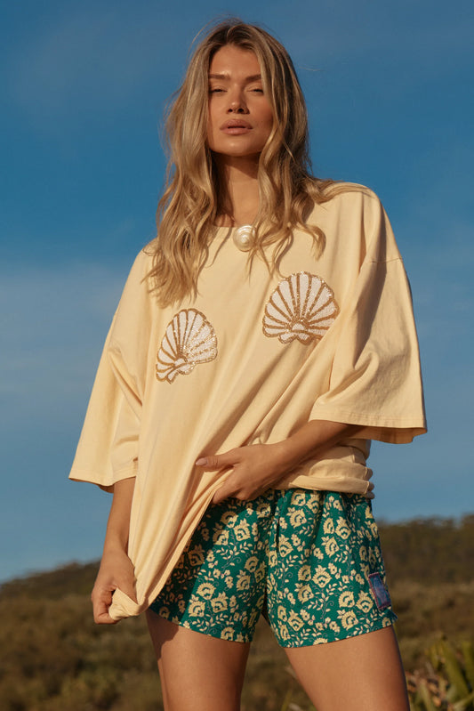 Shells Out, Worries Gone

Meet the Sabbi Very Oversized Shell Titty Tee, your go-to for carefree beach days and playful, sun-soaked vibes. Perfect for beach babes who love a little flirt, a lot of fun, and effortless style, this tee brings relaxed, breezy energy to every outfit.