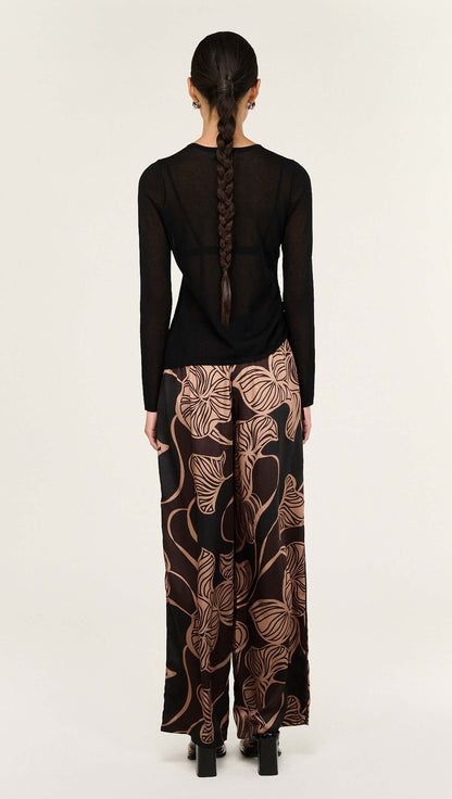 The Abstract Leaf Print Relaxed Silky Pants are designed for effortless, elevated dressing with a statement edge. 