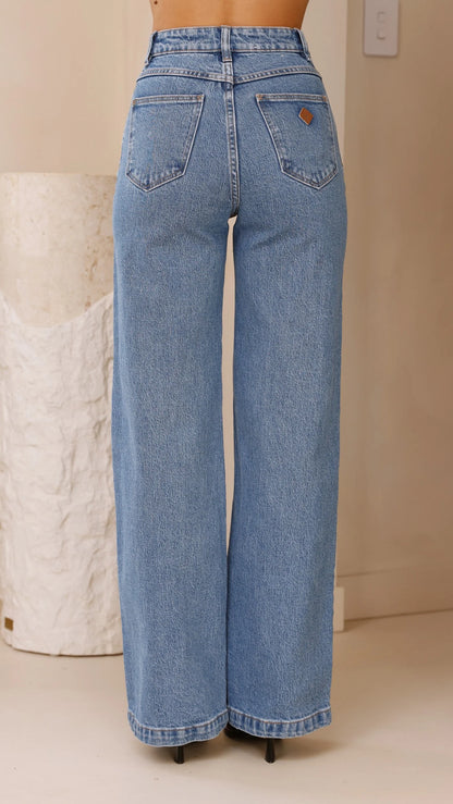 The Abrand 94 High & Wide Jeans feature a slim, fitted topblock that flatters the seat, paired with a wider leg for effortless movement. Signature details include the iconic Abrand dice logo on the back pocket in tan, bright wheat stitching, and rose gold trims that add a touch of sophistication. The zip closure ensures a secure fit.