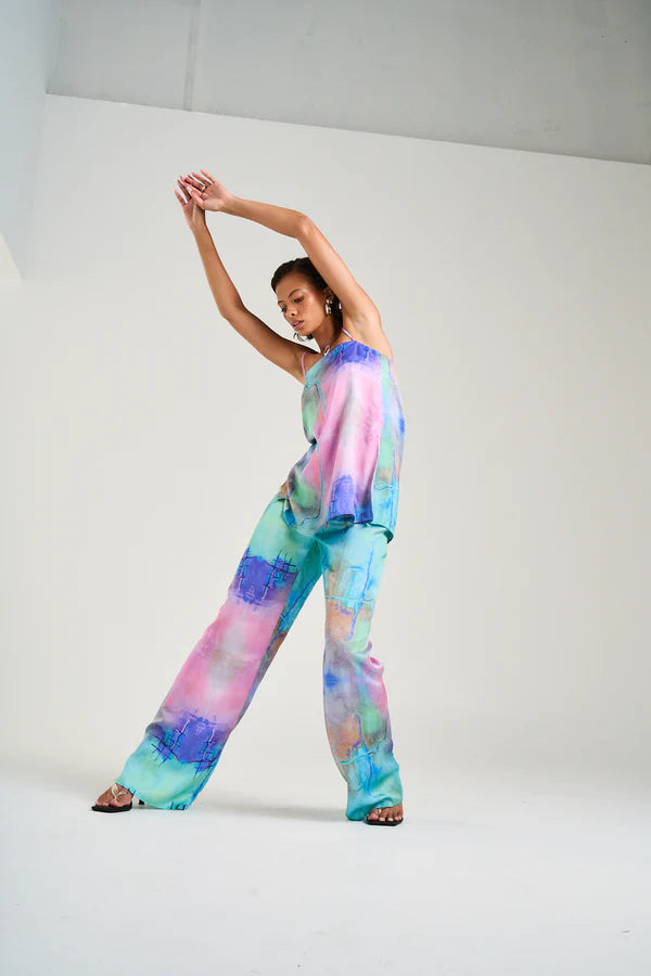ELASTIC PANT - H20

Summi Summi

Art you can wear. These pants bring effortless style to every step.

Meet the Summi Summi Elastic Pant – H20 Print, your new go-to for relaxed days with a creative edge. Featuring a unique hand-painted H20 print, these pants instantly elevate your look while still keeping things easy, wearable, and totally laid-back.