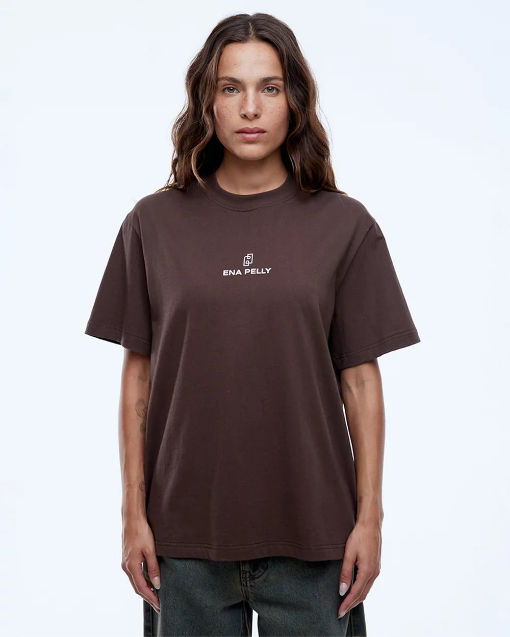 Your everyday tee, but elevated.

Meet the Lexi Logo Tee from ENA PELLY, the tee that makes casual look effortlessly cool. Soft, breathable, and just the right amount of relaxed, it’s a wardrobe staple that takes your everyday outfits up a notch without even trying.