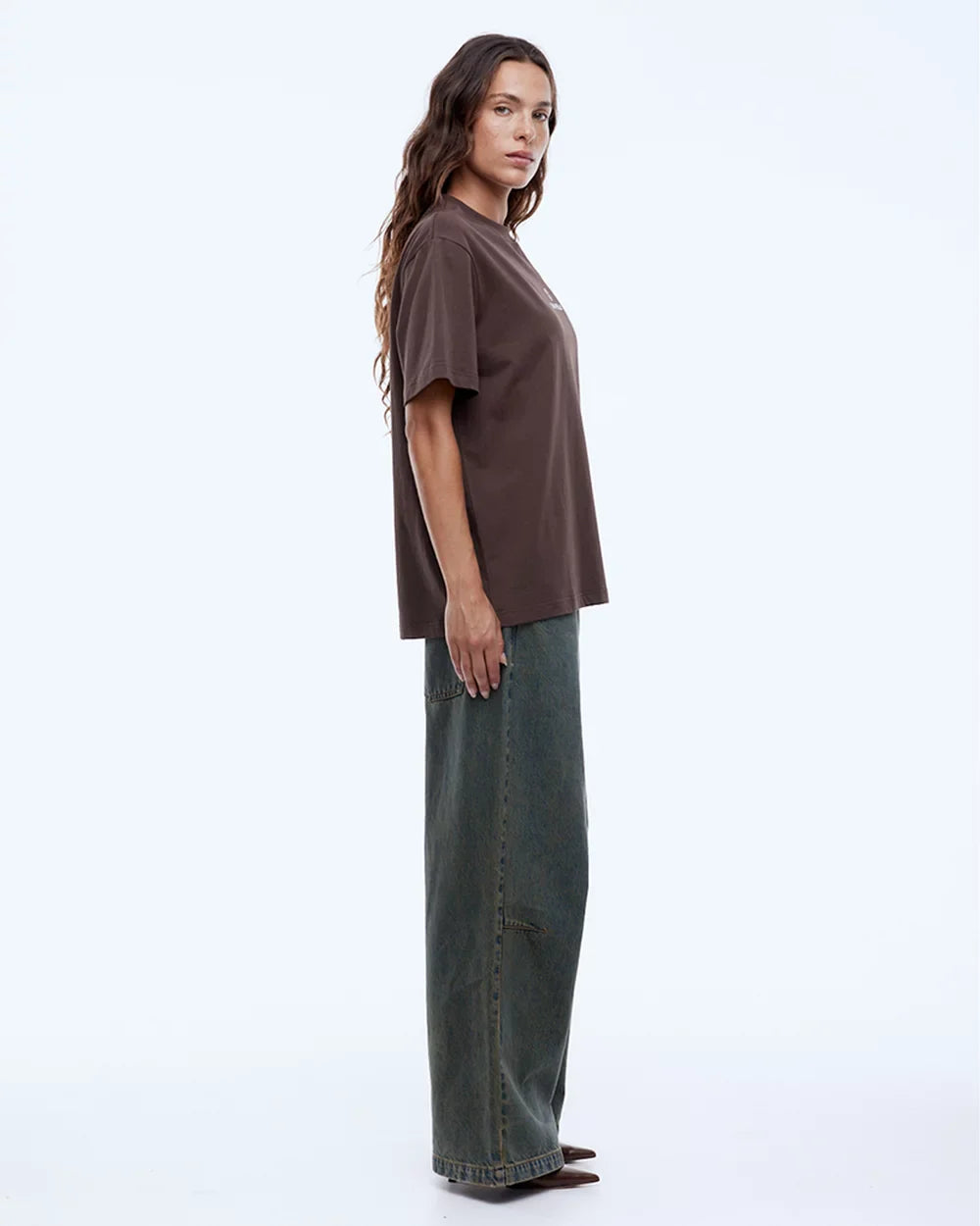 Your everyday tee, but elevated.

Meet the Lexi Logo Tee from ENA PELLY, the tee that makes casual look effortlessly cool. Soft, breathable, and just the right amount of relaxed, it’s a wardrobe staple that takes your everyday outfits up a notch without even trying.