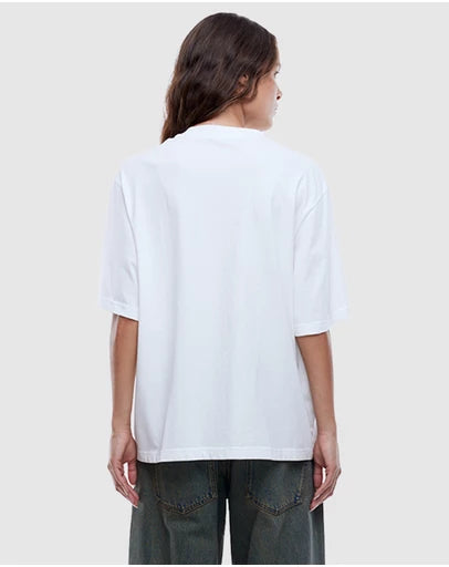Effortless street style, every day.

The Ena Pelly EP Journal Tee is your new go-to for laid-back, understated cool. Made from soft cotton jersey in vintage white with a lived-in wash, this boxy tee combines comfort with street-ready vibes, making it a wardrobe essential for effortless outfits.