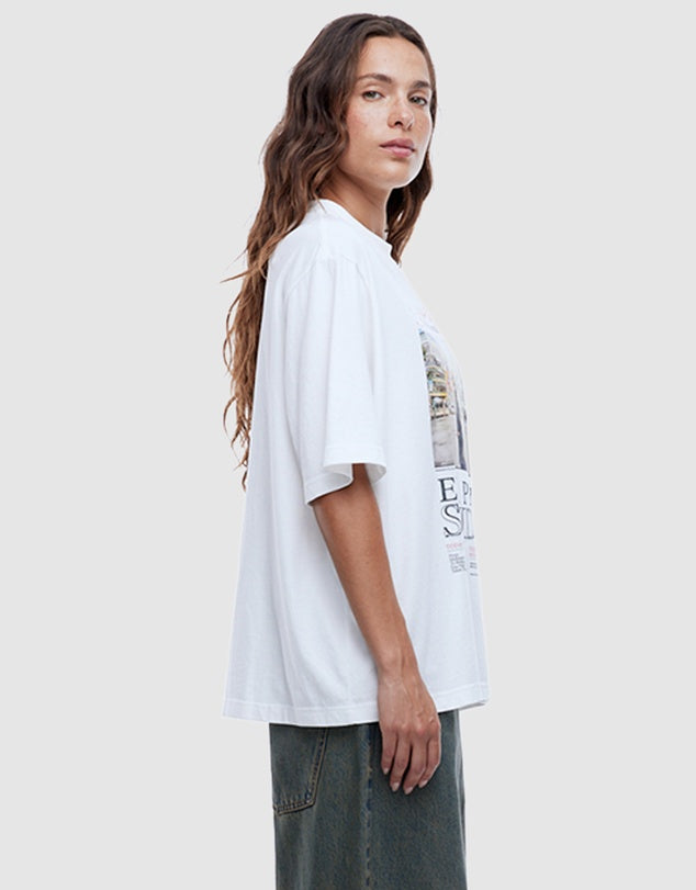 Effortless street style, every day.

The Ena Pelly EP Journal Tee is your new go-to for laid-back, understated cool. Made from soft cotton jersey in vintage white with a lived-in wash, this boxy tee combines comfort with street-ready vibes, making it a wardrobe essential for effortless outfits.