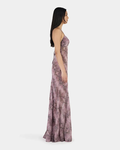 Ownley offers purposeful pieces for an effortless approach to your everyday wardrobe. Delivering options for womenswear in a variety of minimalist pastel hues, floral prints, polkadots and trendy gingham.