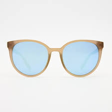 Lending a soft and glamourous take to the classic cat eye, this flattering silhouette is the perfect ‘everyday’ sunglass. Finished with a fine-framed profile and iconic Le Specs flagstripe metal hardware.
