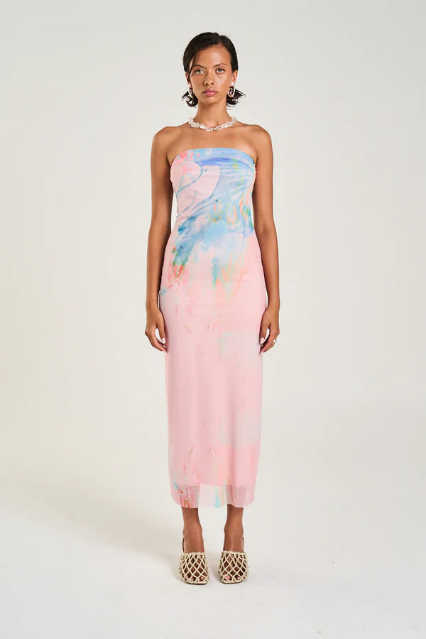 Bare shoulders, soft pastels, and a statement print that quietly steals the show.

The Summi Summi Strapless Slip Dress – Medusa Phase Print is that effortless “slip it on and suddenly you’re that girl” kind of piece. Designed in dreamy pastel tones, the Medusa Phase print brings an artistic, modern edge while still feeling soft, wearable, and feminine.