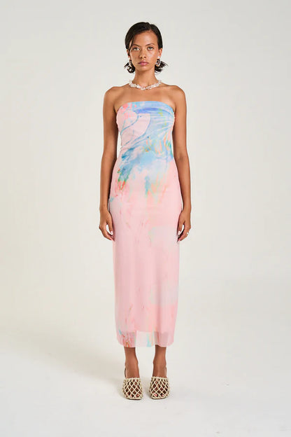 Bare shoulders, soft pastels, and a statement print that quietly steals the show.

The Summi Summi Strapless Slip Dress – Medusa Phase Print is that effortless “slip it on and suddenly you’re that girl” kind of piece. Designed in dreamy pastel tones, the Medusa Phase print brings an artistic, modern edge while still feeling soft, wearable, and feminine.