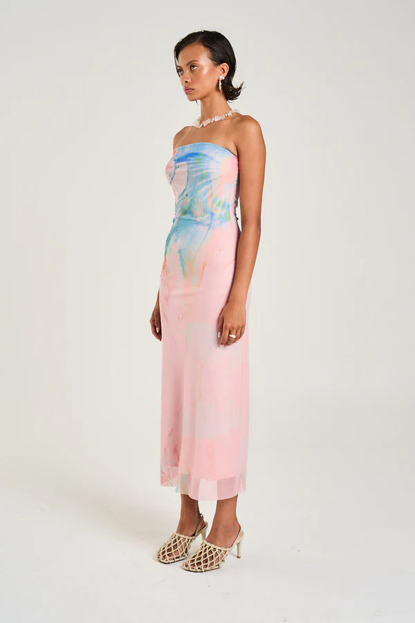 Bare shoulders, soft pastels, and a statement print that quietly steals the show.

The Summi Summi Strapless Slip Dress – Medusa Phase Print is that effortless “slip it on and suddenly you’re that girl” kind of piece. Designed in dreamy pastel tones, the Medusa Phase print brings an artistic, modern edge while still feeling soft, wearable, and feminine.