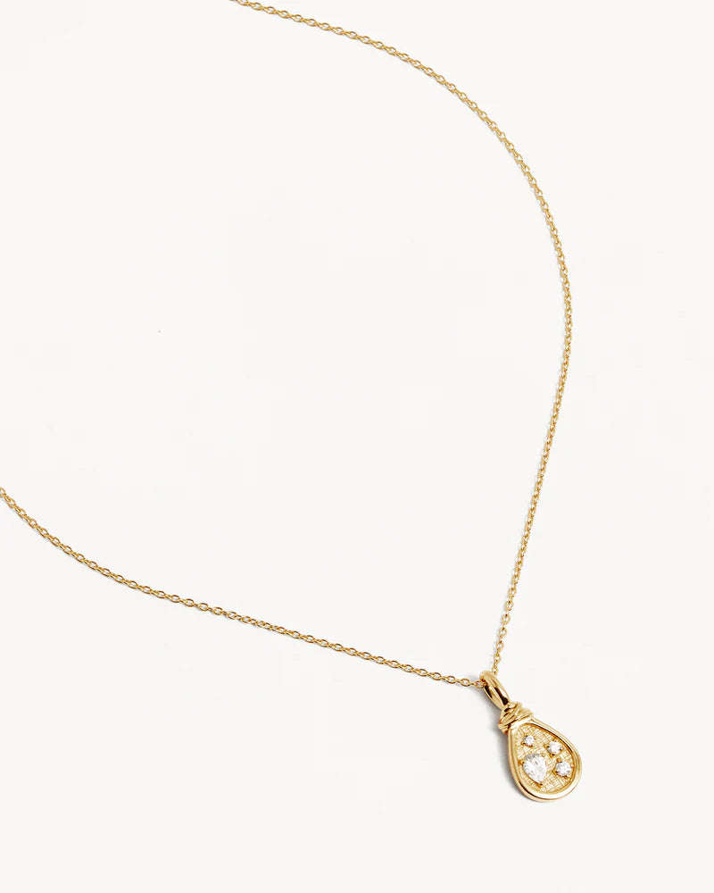 Our&nbsp;18k Gold Vermeil Sunkissed Horizon Necklace&nbsp;is an&nbsp;ode to the&nbsp;sunkissed&nbsp;horizon&nbsp;and&nbsp;seemingly infinite&nbsp;sparkling&nbsp;sea-scape.&nbsp;Featuring&nbsp;round and pear cut sparkling crystals&nbsp;and set on our signature fine chain, this piece is designed to be cherished forever.&nbsp;&nbsp;&nbsp;