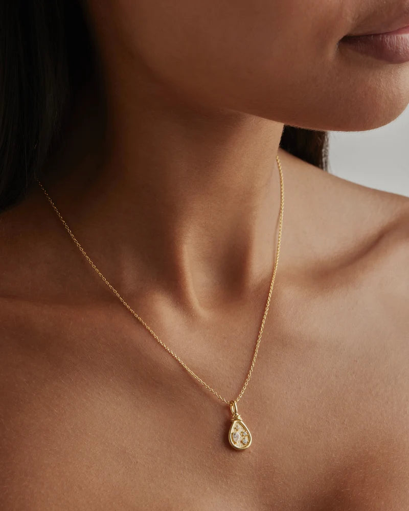 Our&nbsp;18k Gold Vermeil Sunkissed Horizon Necklace&nbsp;is an&nbsp;ode to the&nbsp;sunkissed&nbsp;horizon&nbsp;and&nbsp;seemingly infinite&nbsp;sparkling&nbsp;sea-scape.&nbsp;Featuring&nbsp;round and pear cut sparkling crystals&nbsp;and set on our signature fine chain, this piece is designed to be cherished forever.&nbsp;&nbsp;&nbsp;