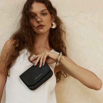 Nothing lasts forever they say, but we can assure you that the Impermanent wallet is likely to last a bloody long time. Stash your stuff in its relaxed less structured form and slip it into your pocket or handbag.