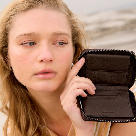 Warning: this wallet may result in flighty and unstable behaviour. The Wayward wallet is made of super soft shrunken cowhide pebble leather and perfect for carrying all the essentials whilst cutting the bulk.